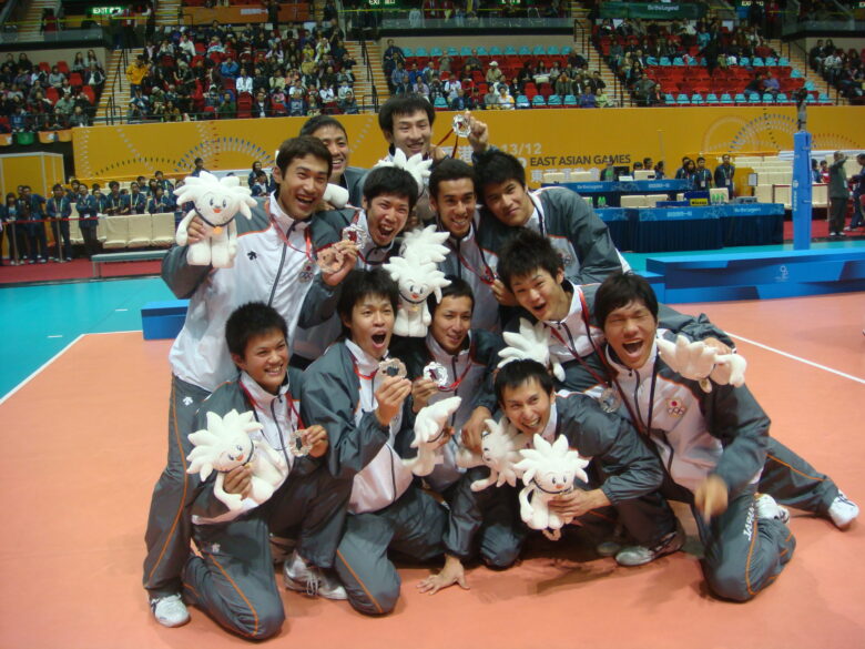 東アジア競技大会で銀メダルを獲得し仲間と喜ぶ上場雄也