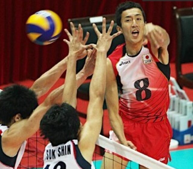 2010年の広州アジア大会で韓国を相手にプレーする上場雄也