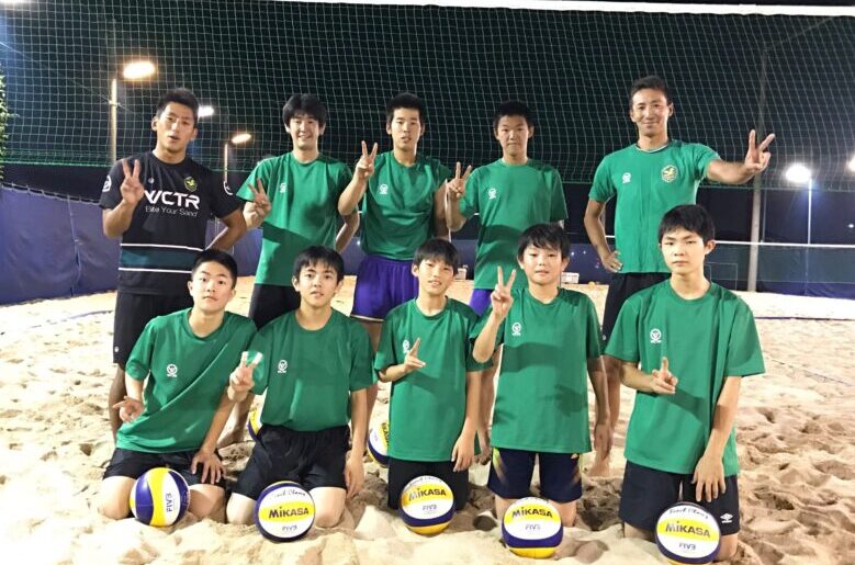 松戸レガロビーチバレーボールスクールでスクール生と写真を撮る上場雄也