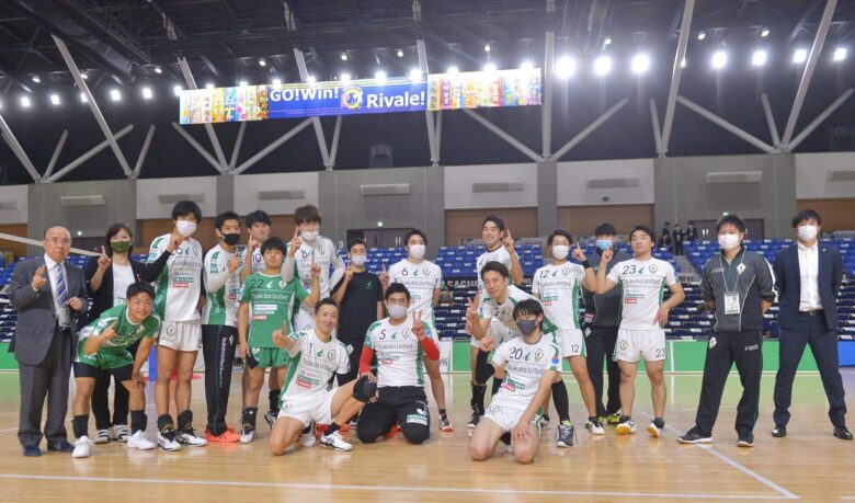 つくばユナイテッドの仲間たちと集合写真を撮る上場雄也