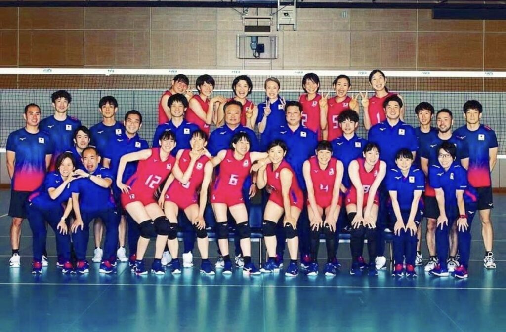 東京五輪女子日本代表と集合写真を撮る上場雄也