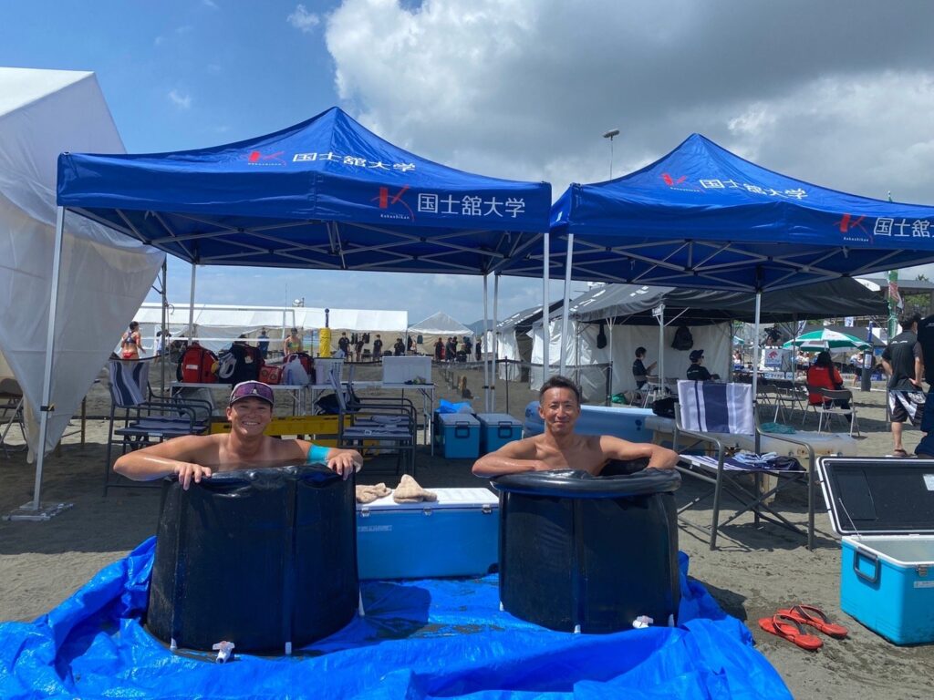 黒川魁選手とのペアで2022年のジャパンツアーに参加し、アイスバスに入る上場雄也