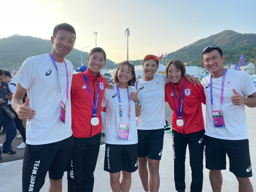 2023年杭州アジア大会に参加し、チームジャパンで写真を撮る上場雄也