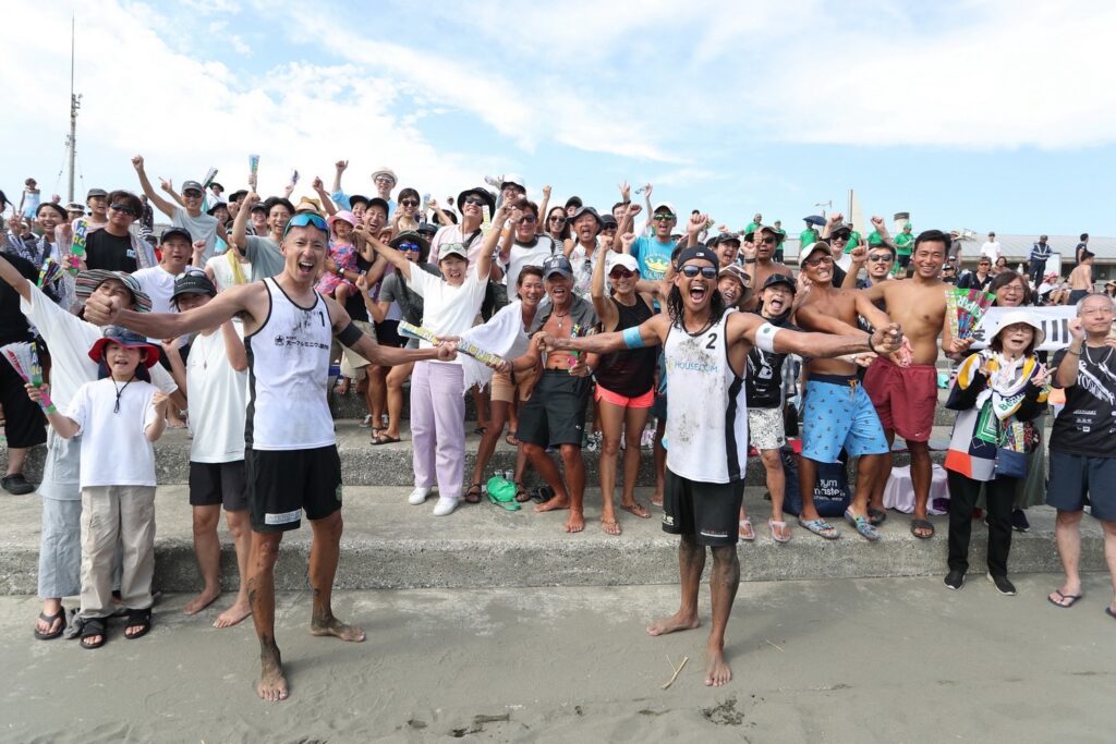 長谷川徳海選手とのペアでビーチバレージャパンを制覇する上場雄也