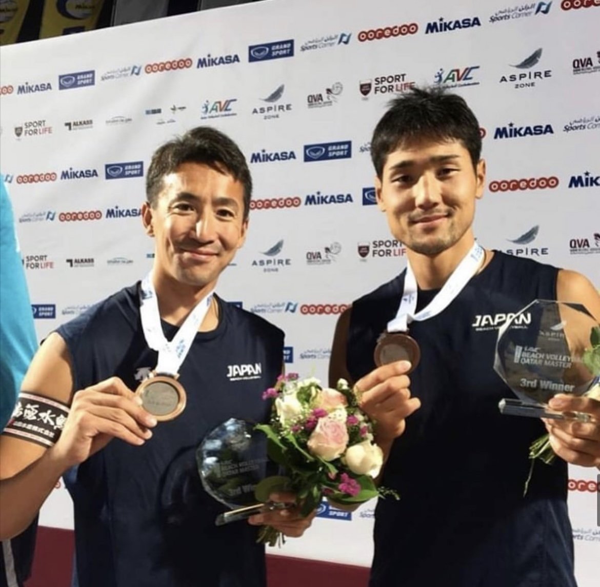 2018年カタールで開催されたAVCアジアツアーで表彰台に登る上場雄也と石島雄介