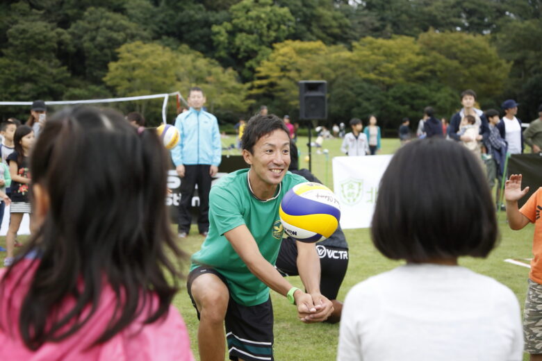 第1回松戸モリヒロフェスタでバレーボール体験会を開催し子どもたちに指導をする上場雄也