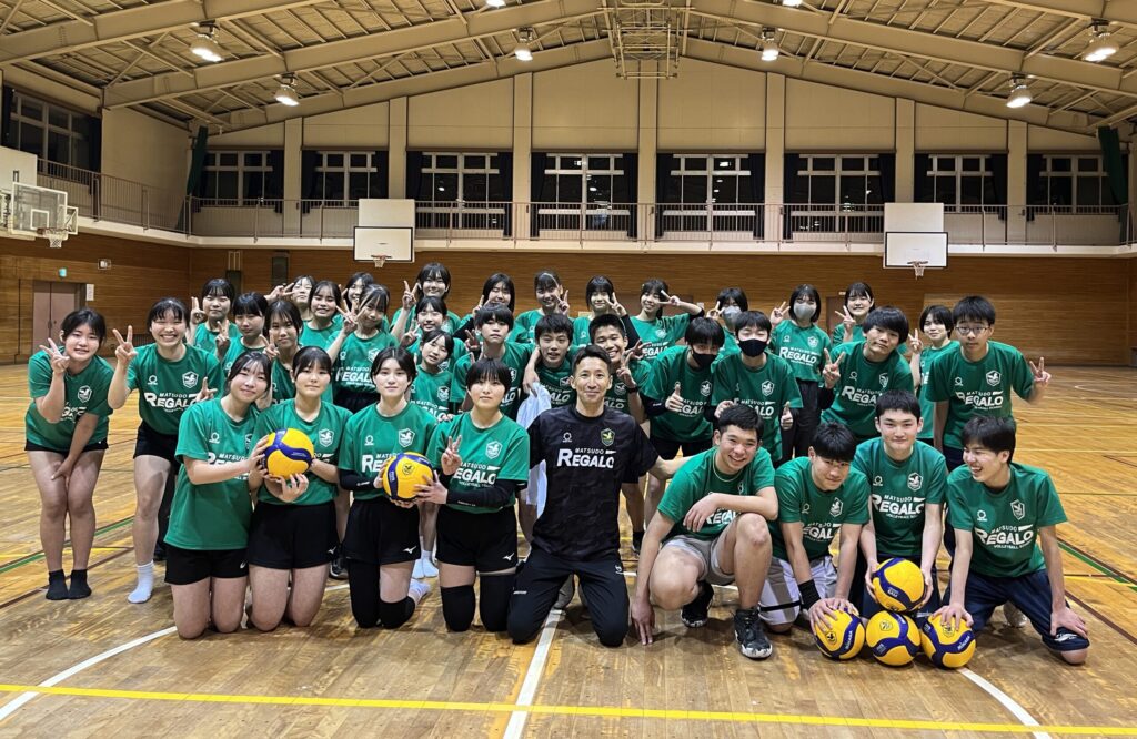 松戸レガロバレーボールスクールのスクール生たちと写真を撮る上場雄也