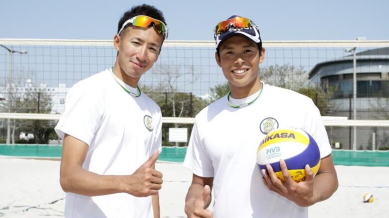 長谷川選手とチームY2のTシャツを着て写真を撮る上場雄也