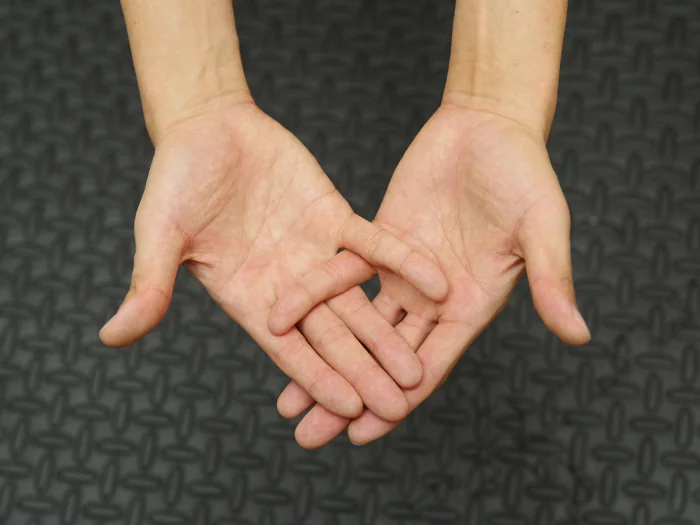 小指だけを絡める組み方 手順1：片手の小指をもう片手の薬指と小指の間に絡める